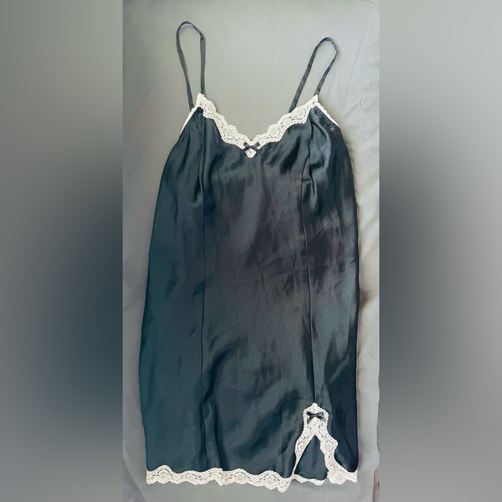 Black and white Gillian & Omalley Chemise with Thong  set